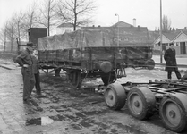 837199 Afbeelding van het transport van een spoorwagon met een vrachtauto van de Deutsche Bundesbahn (D.B.) met ...